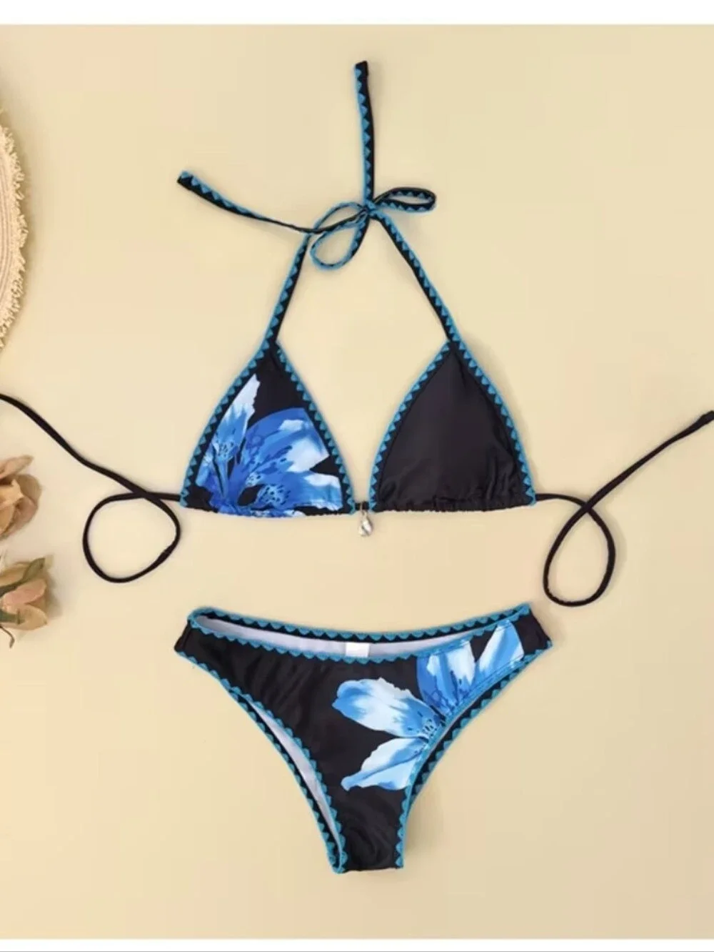 Bikini - Picture 2 of 4